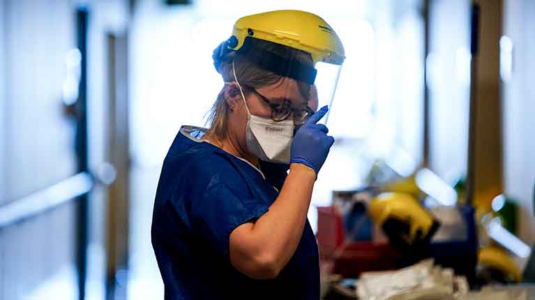 COVID-19: İşyerinde çalışanların korunması: Kadın sağlık çalışanları: Hastane ve evde durmaksızın çalışıyorlar