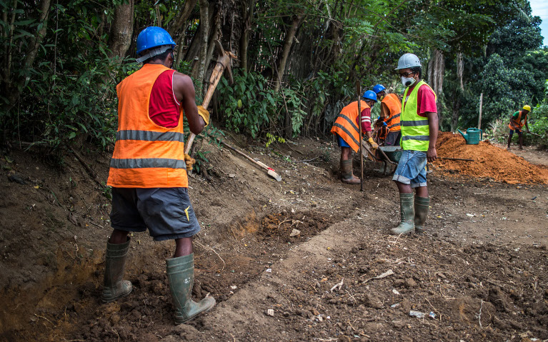 Un chef d’équipe sur un chantier à Ambalatany, dans le District de Farafangana, Région Atsimo Atsinanana