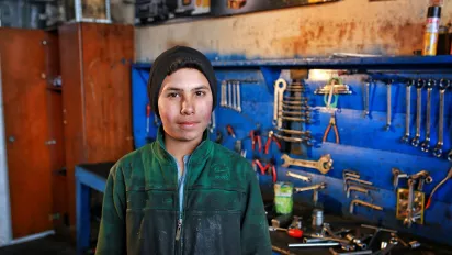 Young apprentice in a mechanical workshop in Türkiye